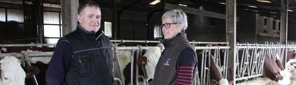 Échanges. Didier Farfouillon, avec Laurence Ponthus de Acsel Conseil élevage : « La réalisation d’un diagnostic travail casse la routine. C’est une entrée pour parler de choses qu’on ne peut pas aborder de but en blanc. Dans les conditions économiques difficiles, ça aide à tenir. On a un objectif. » Anne Bréhier